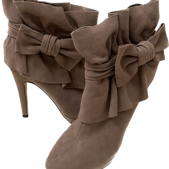 Bourne Nordstrom ‘Elle’ ankle boot with accent bow.  Color Smoke; EU 41; US 10.5 - Picture 2 of 16